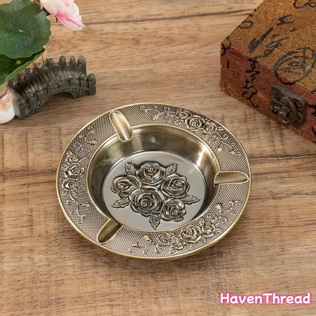 HavenThread Vintage Rose-Design Solid Metal Ashtray - Home Decoration Ornament with Carving, Smoke Groove, Artistic Table Accessory, Retro Vintage Home Decor Ideal Gift for Style Enthusiasts