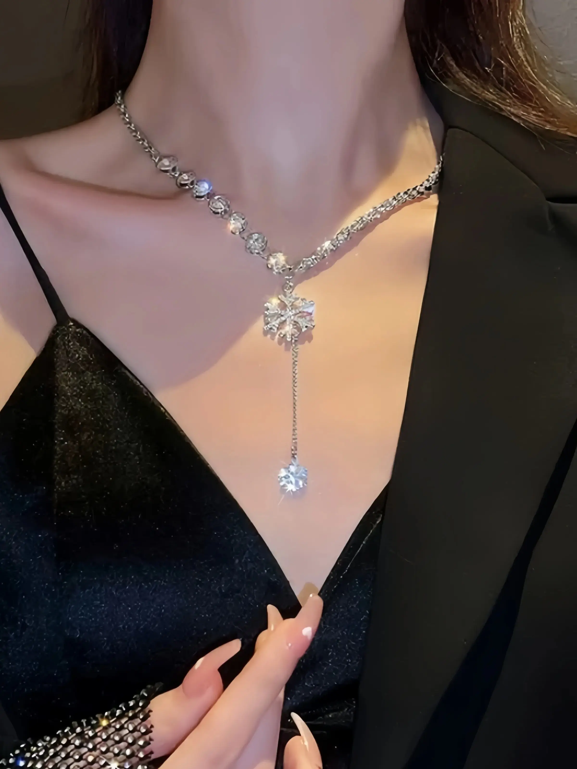 1 fashionable sparkling diamond studded snowflake pendant necklace, elegant style, light luxury, versatile party wear collarbone chain, suitable for gifting exquisite chain accessories to ladies