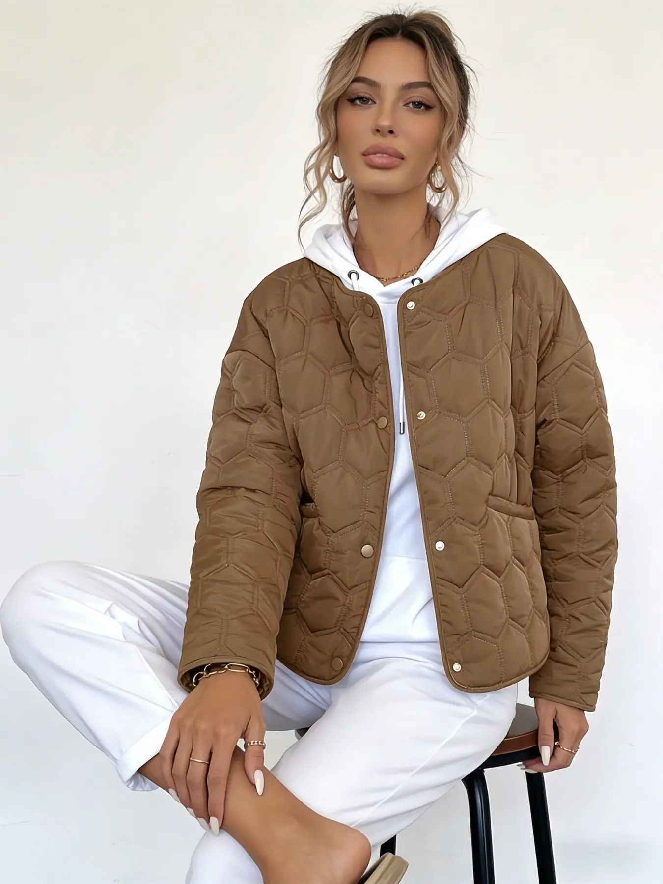 A women's brown checkered round-neck long-sleeved casual warm cotton coat, suitable for outings, commuting, and both indoor and outdoor wear.
