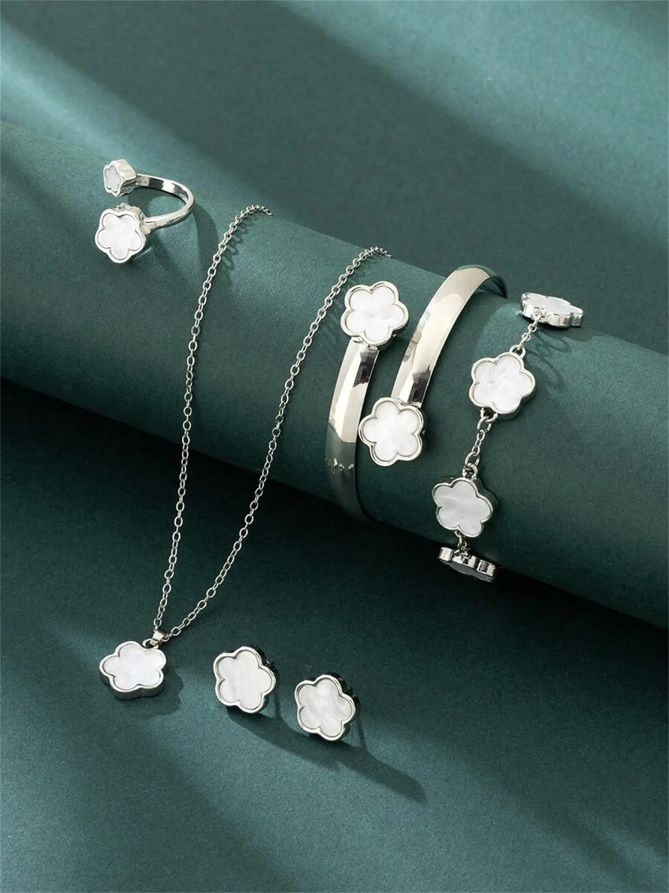 Women's Fashion Jewelry Gift Set with Cute Clover Pendant Necklace, Bracelet, Earrings, Ring, Chain, Elegant Accessories for Daily Wear