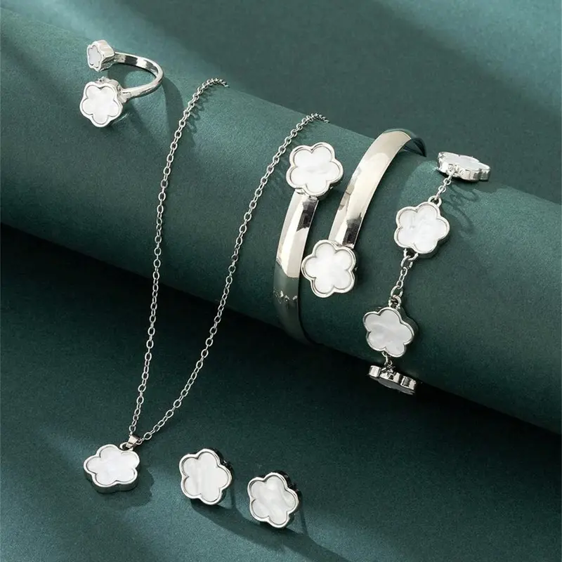 Women's Fashionable Jewelry Set with Cute Clover Pendant Necklace, Bracelet, Earrings, Ring, Chain, Elegant Accessories for Daily Wear