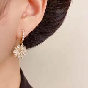 LisiZen Korean and Japanese Exquisite Light Luxury Versatile Zircon Shell Petal Ear Clips for Women, Stylish and High-Class Shiny Earrings DZEH5027