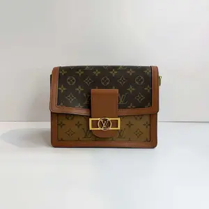 Pre-owned Louis Vuitton Monogram Daphne MM Handbag with Iconic Pattern and Versatile Size for Everyday Use and Special Occasions