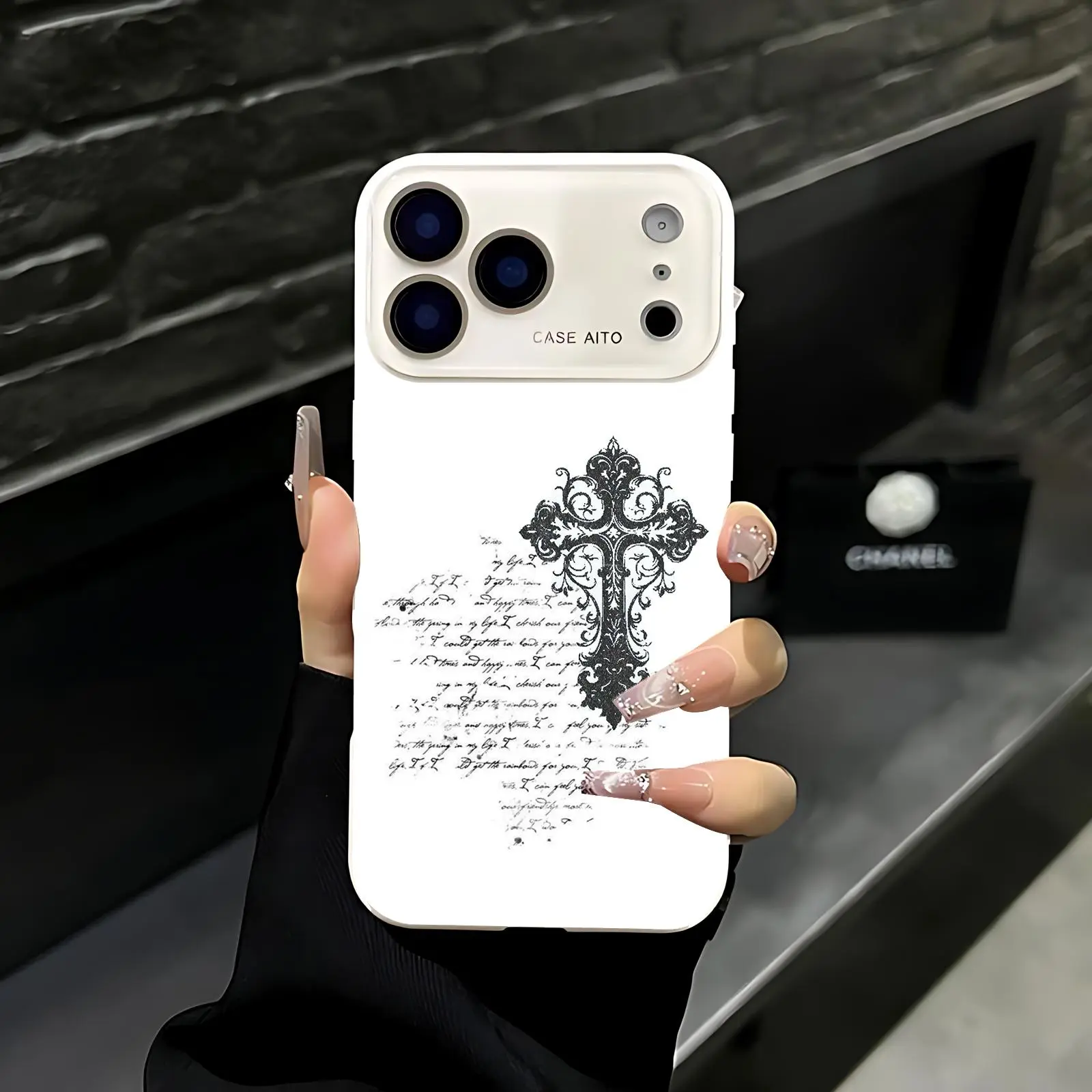 Gothic-style cross-shaped phone case. Suitable for iPhone 17 Pro Max, 16 Pro Max, 15 Pro Max, and 14 Pro Max. Offers shock resistance and full lens protection. Also compatible with iPhone 15, 14, 13, and 12. Made of skin-friendly TPU material.