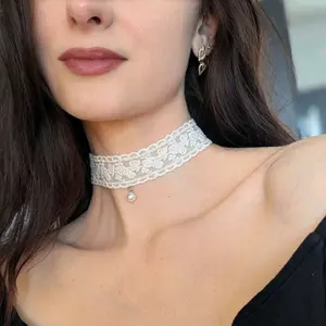 White Roses Lace Choker with Pearl Pendant. Bridal Necklace.