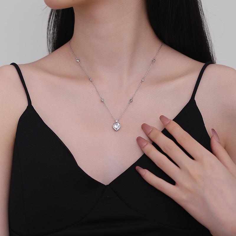 Minimalist Luxury Necklace for Women, Elegant Dainty Pendant Collarbone Chain, Trendy Statement Jewelry, Chic Everyday Accessory & Gift for Her