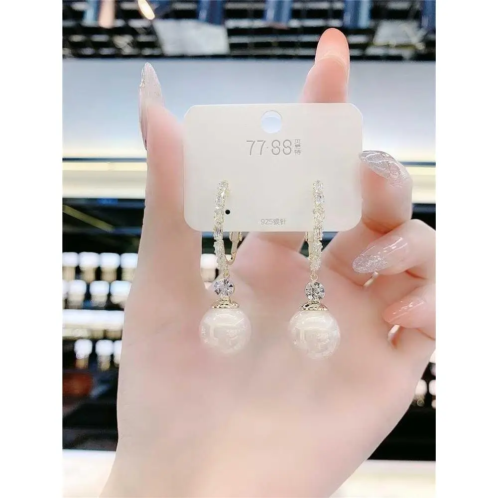 Korean-Style Rhinestone Champagne Earrings for Women Trendy Elegant Influencer-Style Light Ear Jewelry Ear Cuffs HNAN25