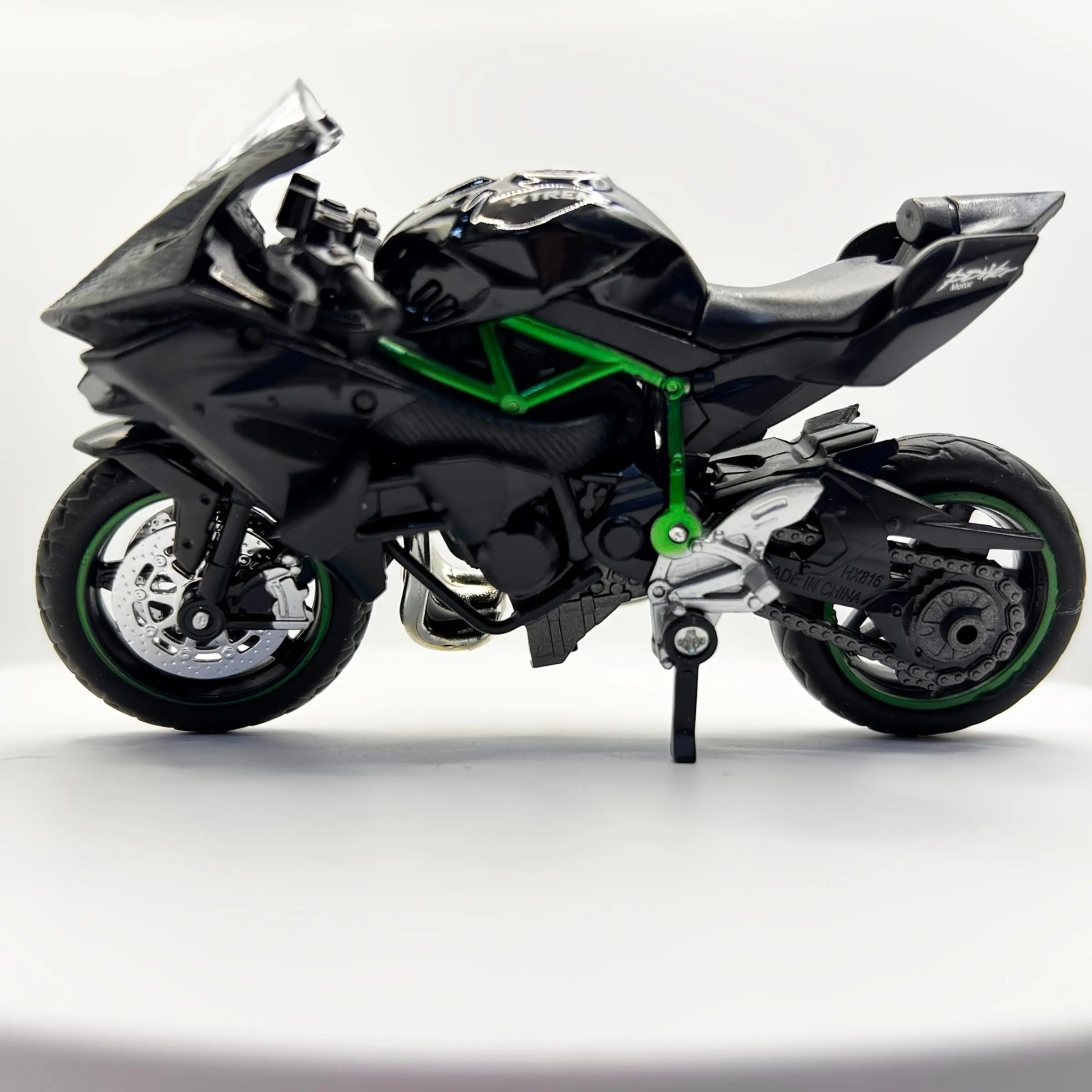 1:18 Scale Alloy Motorcycle Model, Realistic, Interactive Steering, Rolling Wheels, Shock Absorbing Rear, Adjustable Stand, Perfect Gift, Hobby, Collectible Model