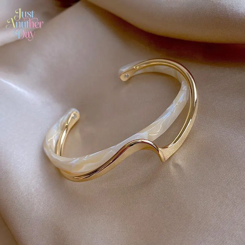 Eco-Friendly Light Luxury Acrylic Bangle with Curved Gold Tone Metal Frame, Niche Design Open Cuff Bracelet, Modern Minimalist Fashion Jewelry