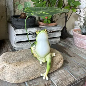 Frog Design Resin Ornament, 1 Count Cute Frog with Green Leaves Decoration, Nature Themed Decor, Home Decor for Aquarium, Terrarium, and Home Desk