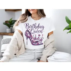 Birthday Queen T-shirt, birthday party girl T-shirt, birthday themed T-shirt, short-sleeved crew neck casual top for birthday celebrations in spring and summer.