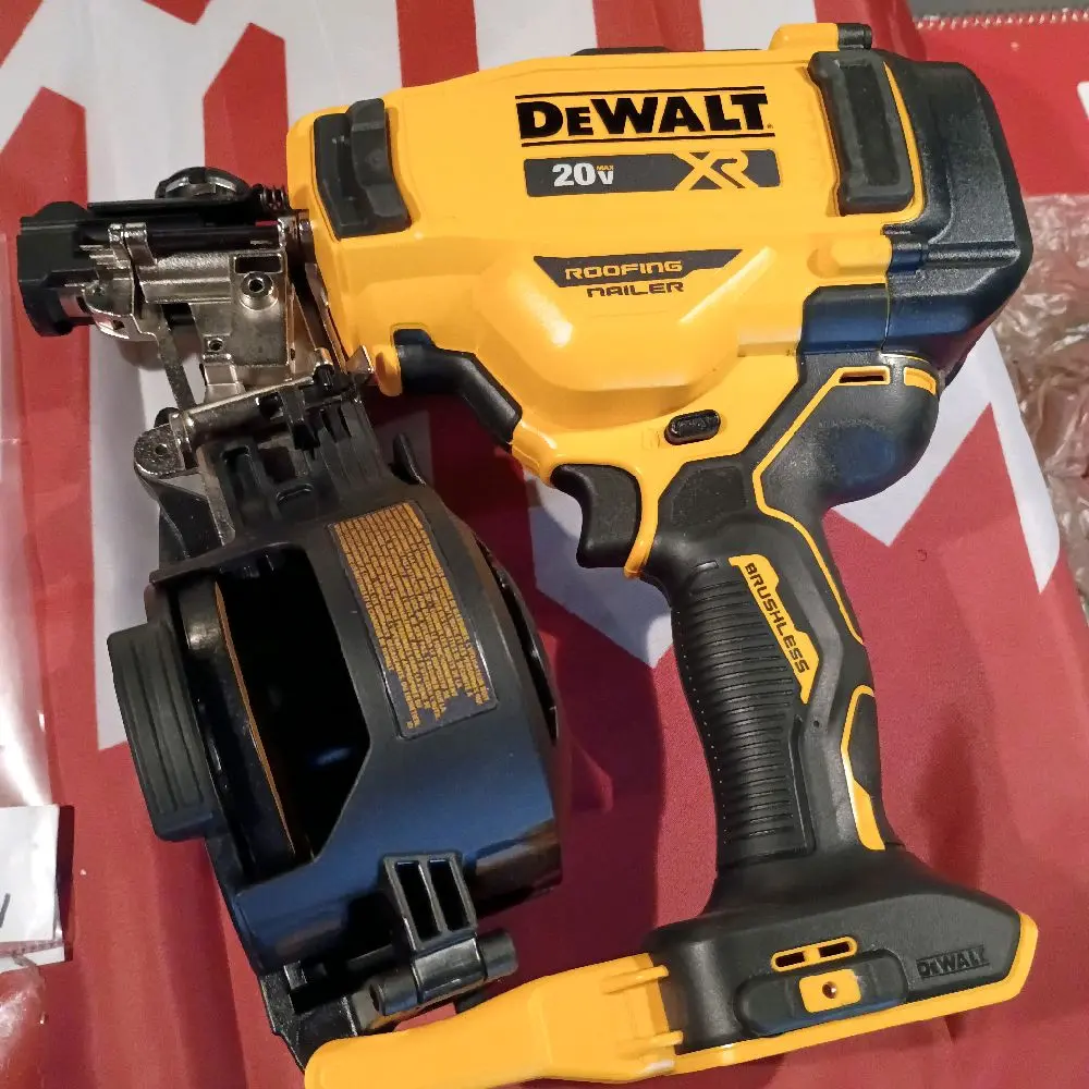 DeWALT Roofing Nailer, Pneumatic Shingle Nailer for Asphalt Roofing Installation