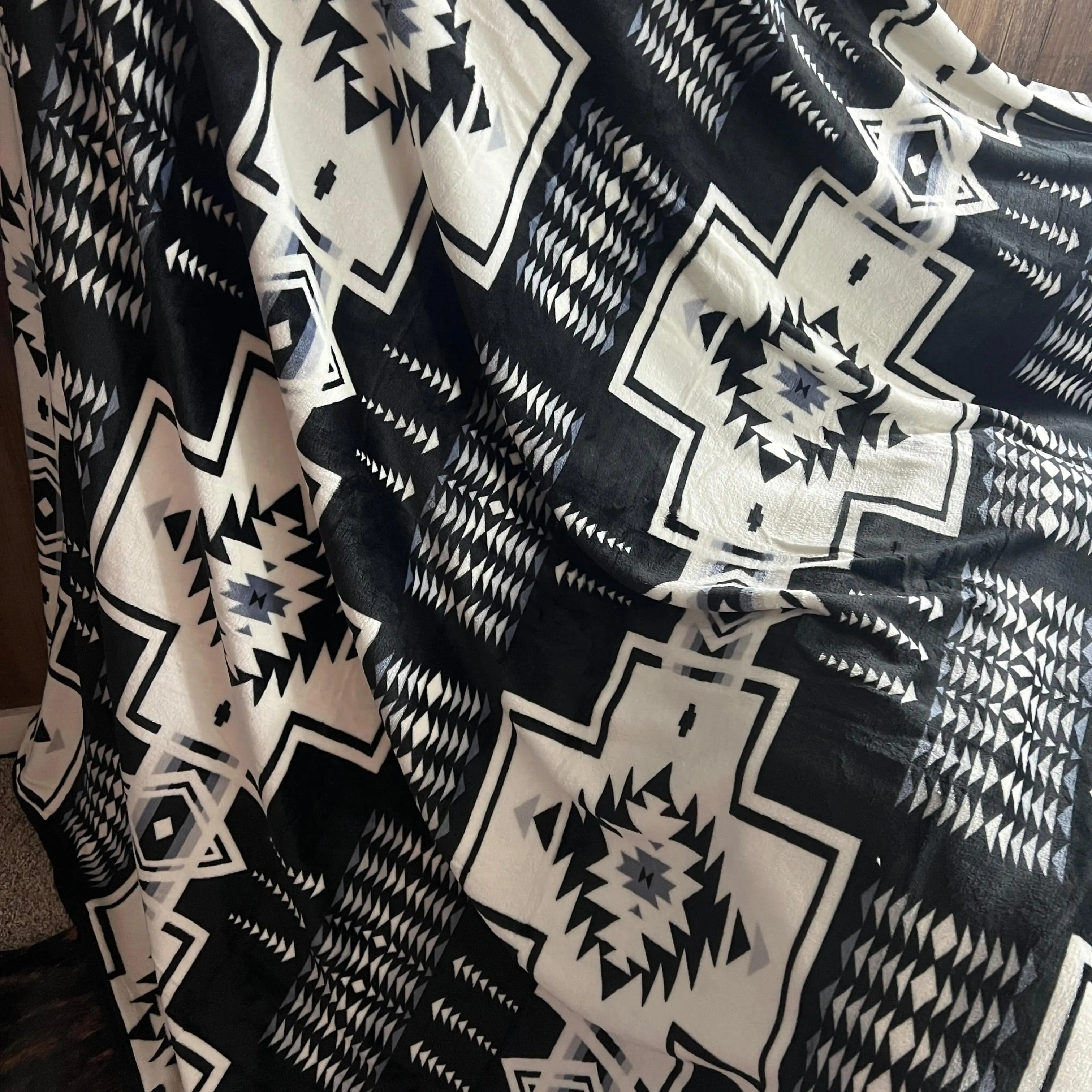 Z Lost Ridge Soft Oversized Blanket 82"x90"