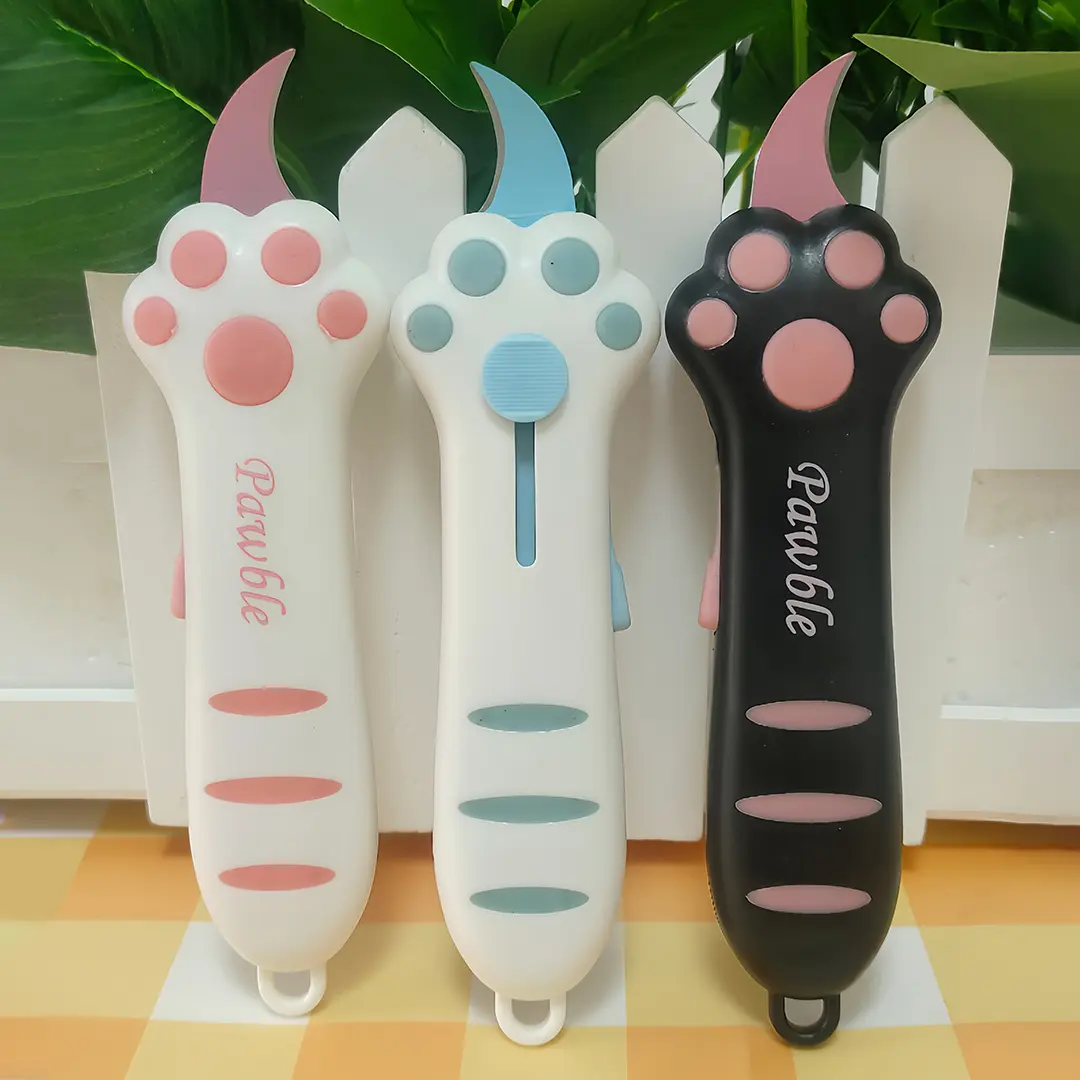 Box Cutter with a Kawaii Cat Paw Design, Mini Retractable Utility Knife with Alloy Steel Safety Blade - A Practical and Fun Office Gadget, Office Gadgets, Home Office