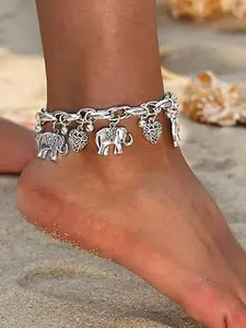 Retro Silver Women's Anklet featuring an Elephant Pendant — An Adjustable Box Chain Ankle Bracelet with Animal and Heart-Shaped Bead Accents, Perfect for Summer Beachwear and Stylish Beach Party Accessories.