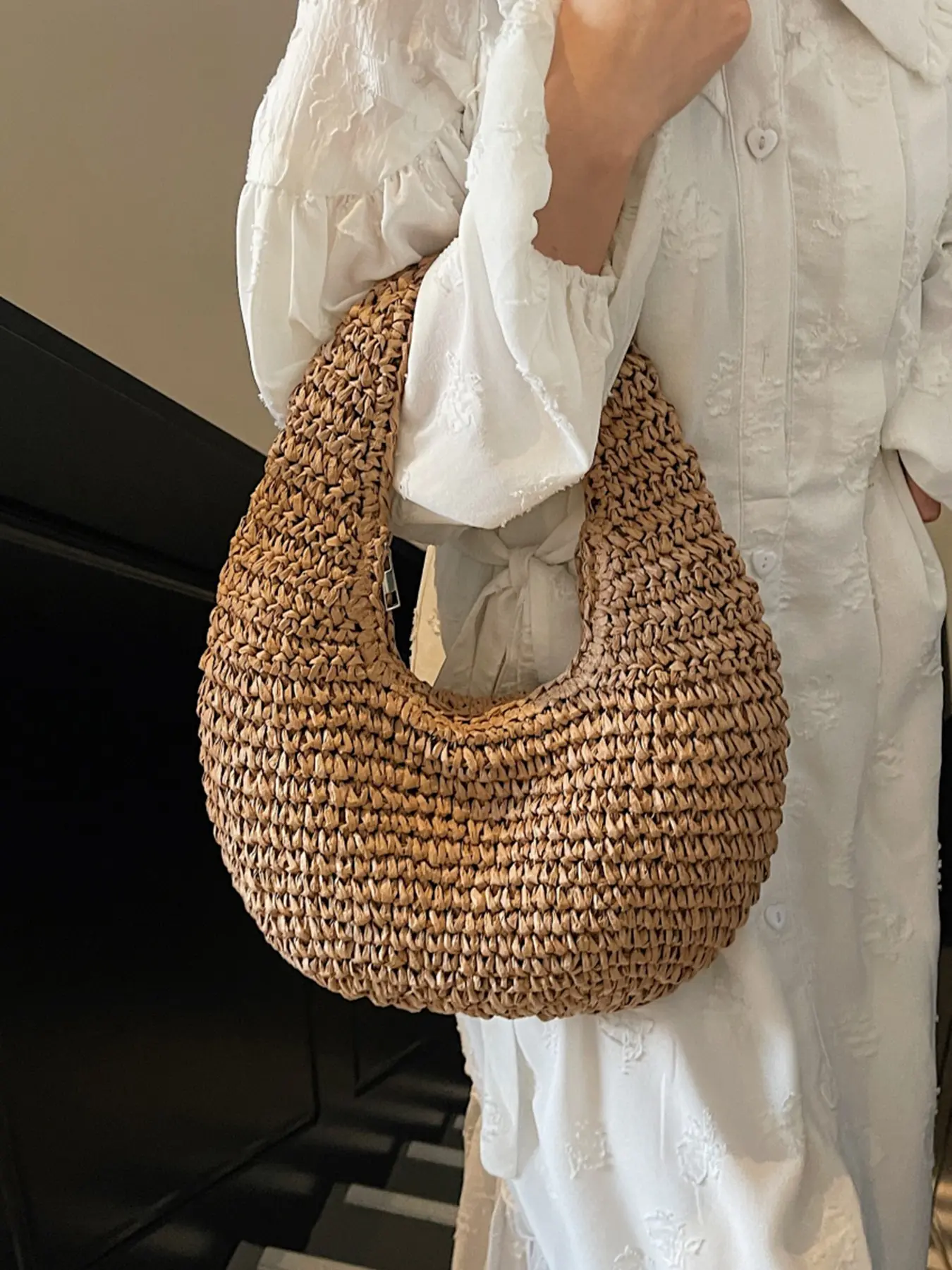A niche design crescent shaped grass woven armpit bag, Hobo shoulder bag, Hobo purses, with a relaxed, gentle, casual, simple and practical texture. It can accommodate mobile phones and headphones and is suitable for beach vacations, picnics and outings