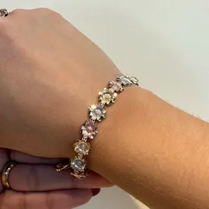 Daisy Flower Ladies Bracelet 10 Karat Gold with Elegant Floral Design