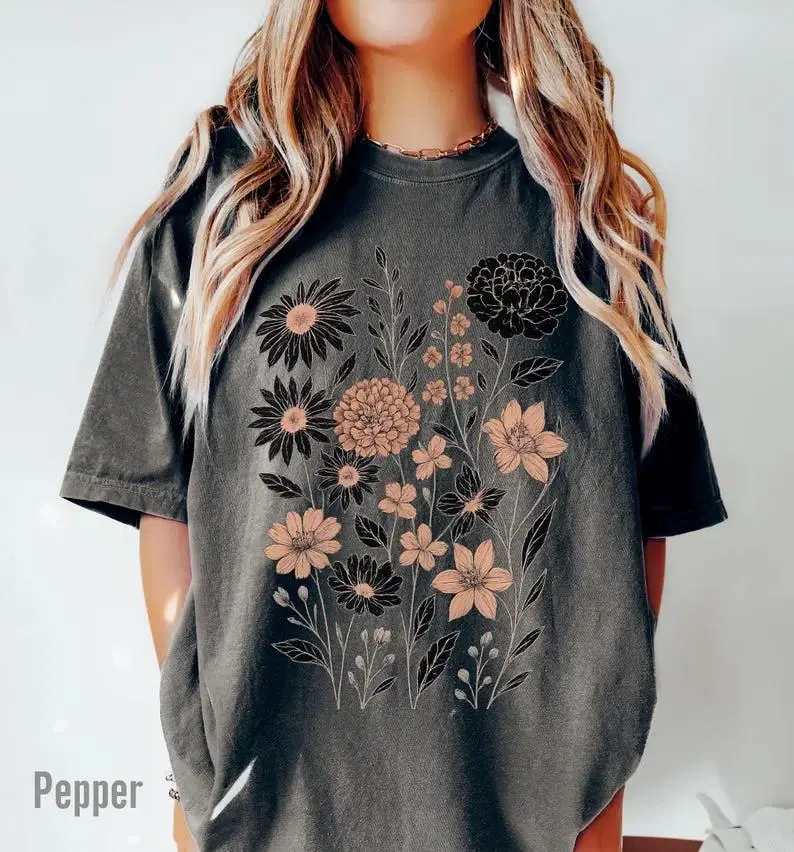 Vintage Pressed Flowers Graphic Tee Botanical Floral T Shirt Boho Cottagecore Top Wildflowers Floral Print Casual Cotton Short Sleeve Shirt Unisex Aesthetic Nature Inspired Fashion Tee Gift for Gardener and Flower Lover
