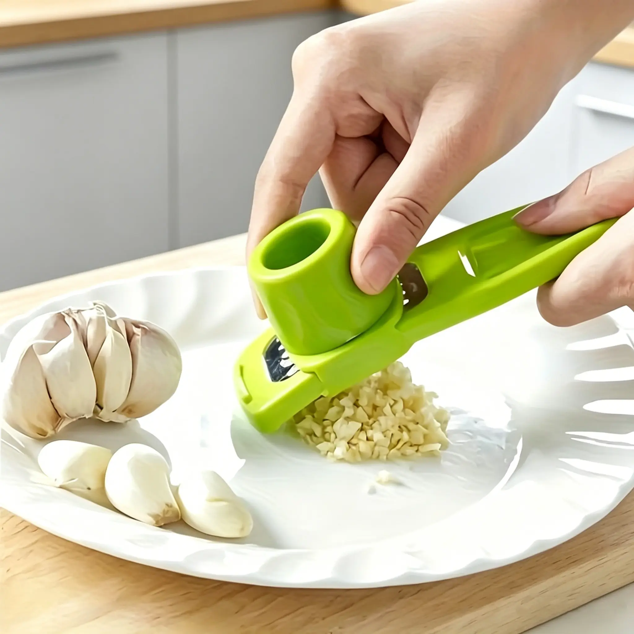 1-Piece Mini Garlic Grinder - Creative Garlic Press, Manual Garlic Masher for Kitchen & Outdoor BBQ - Green Kitchen Gadget