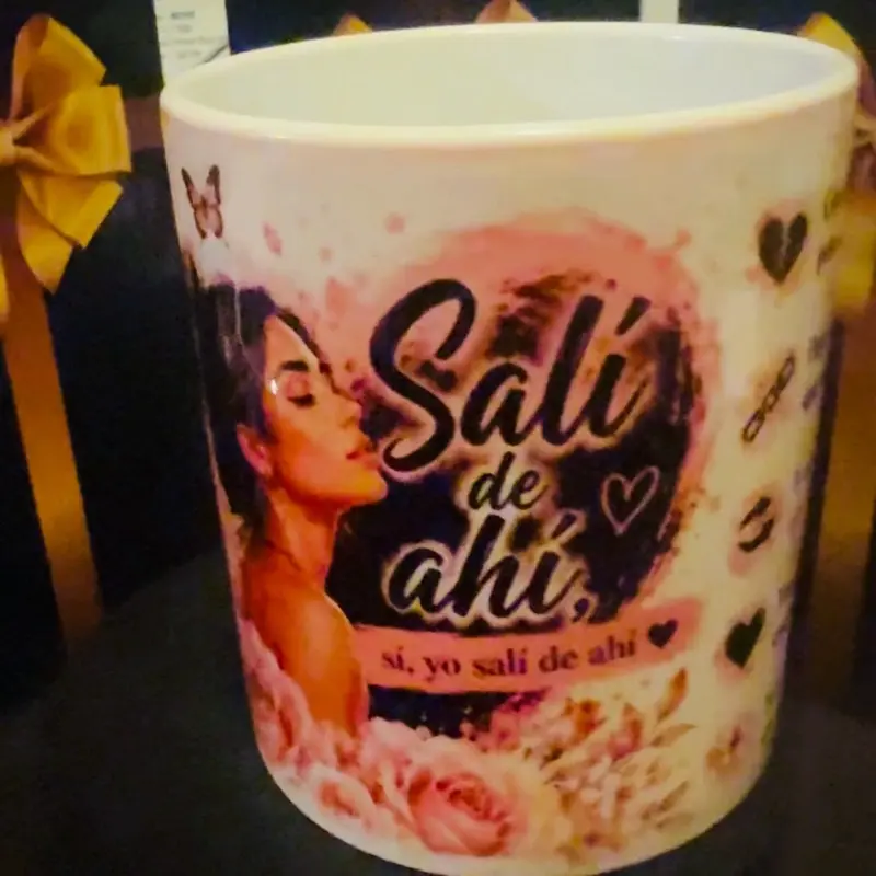 Taza Sublimada de Cerámica 11 oz “Saben Cómo Me Llamo” | Taza Motivacional para Mujeres – Creaciones de Fe