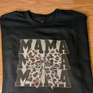 Mama Leopard Bow T-Shirt - Black Casual Top with Leopard Print Bow Design