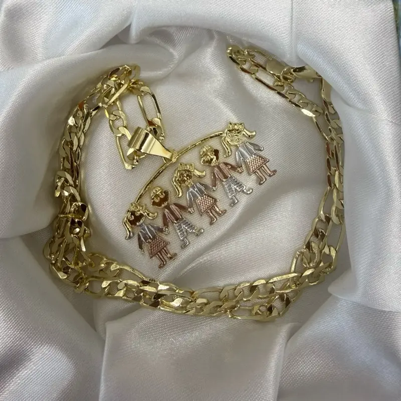 Cadena de 20” aproximadamente con dije incluido 3 niñas 2 niños en oro laminado