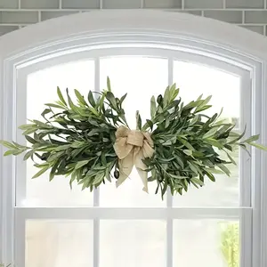 A decorative wreath made of artificial olive leaves, designed to resemble green plants, is suitable for hanging in kitchens, cabinets, dining rooms and indoor entrances. It is very suitable for all seasons, including spring, Easter, Thanksgiving, and Vale