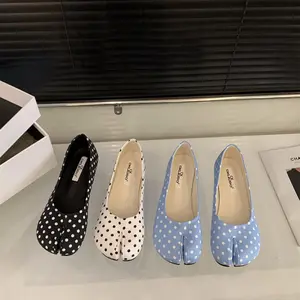 Women's flat tabi split-toe shoes (horse-hoof style), polka dot, shallow mouth, low-top soft sole design, minimalist comfortable casual style, suitable for daily travel wear