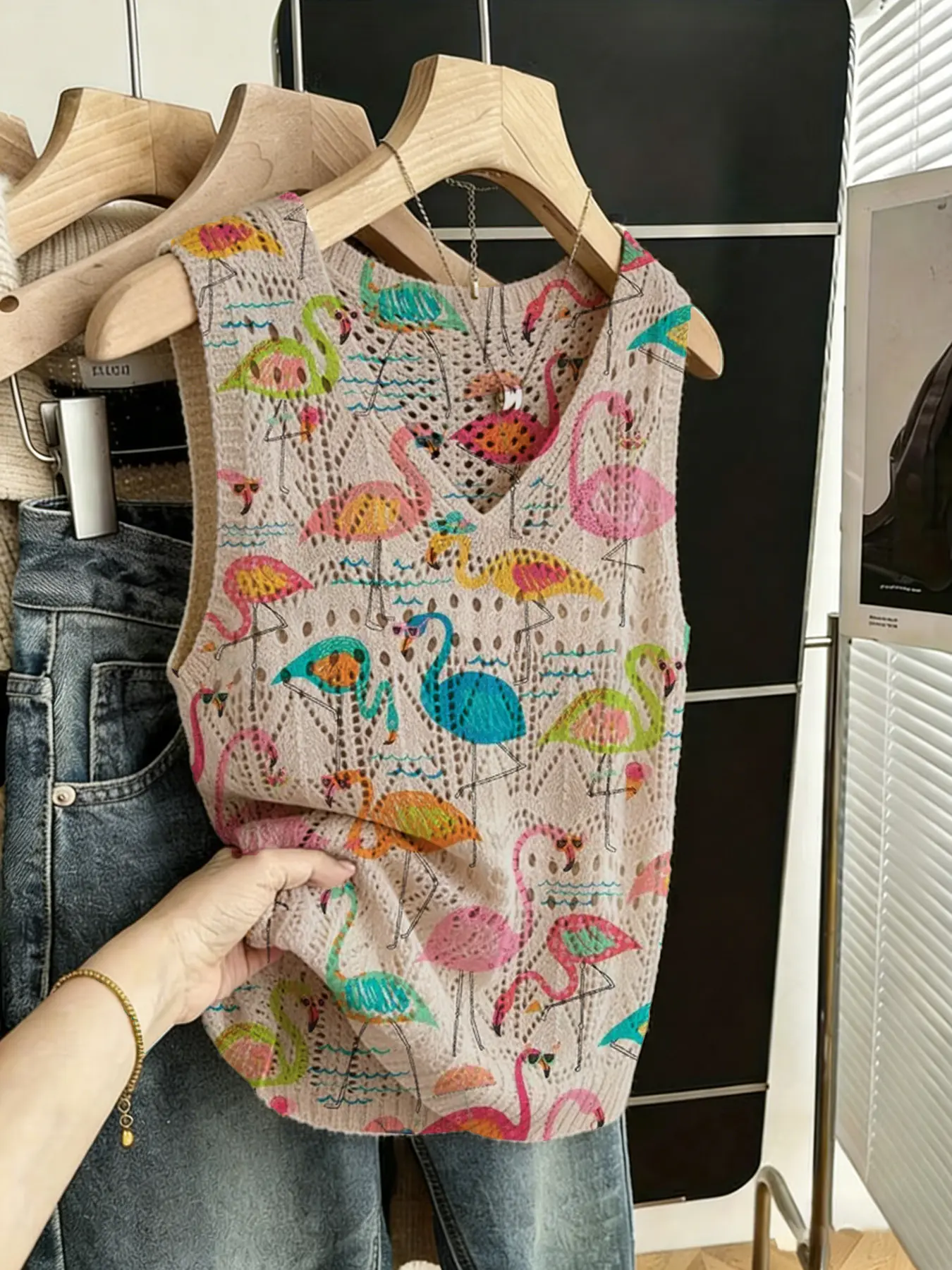 Summer fashion women's hollow top, vacation-style camisole, V-neck with flamingo print, casual and elegant for daily commute.