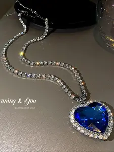 Retro Luxurious Crystal Heart Shaped Pendant Necklace, Featuring Romantic Geometric Stripes Design, Suitable for Elegant Jewelry Accessories for Women.It Is The Best Choice As A Valentine's Day Gift Anniversary Gift Gift for Her