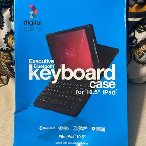 Digital basics Executive Bluetooth Keyboard Case for iPad 10.5 - Fits iPad, Compatible with Bluetooth, Includes Keyboard Cover - Computer, Covers Tablet Casing Protective Protection