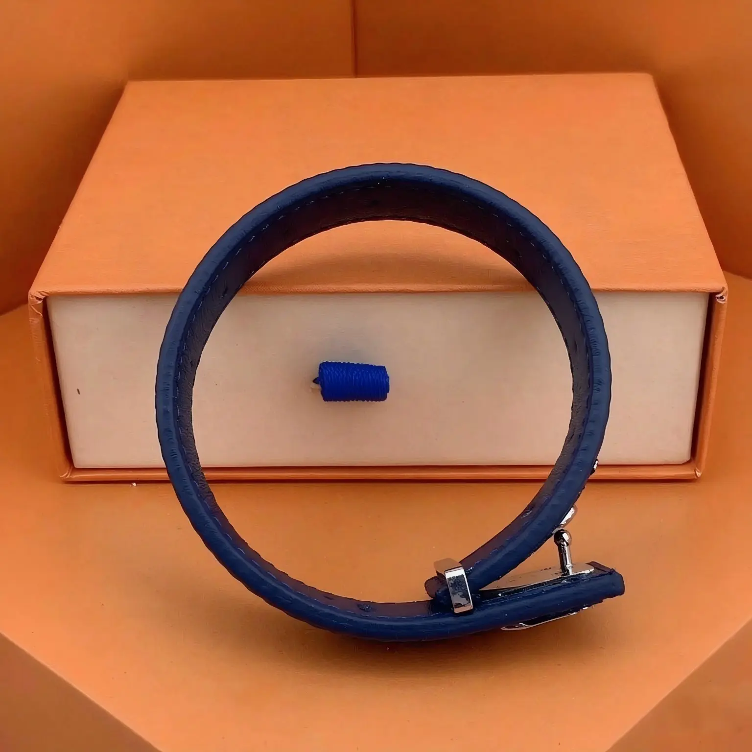 Luxury Leather Bangle Unisex Fashion Titanium Steel Buckle Bracelet Adjustable Size 21CM Classic Minimalist Wrist Jewelry With Gift Pouch For Men Women Daily Wear