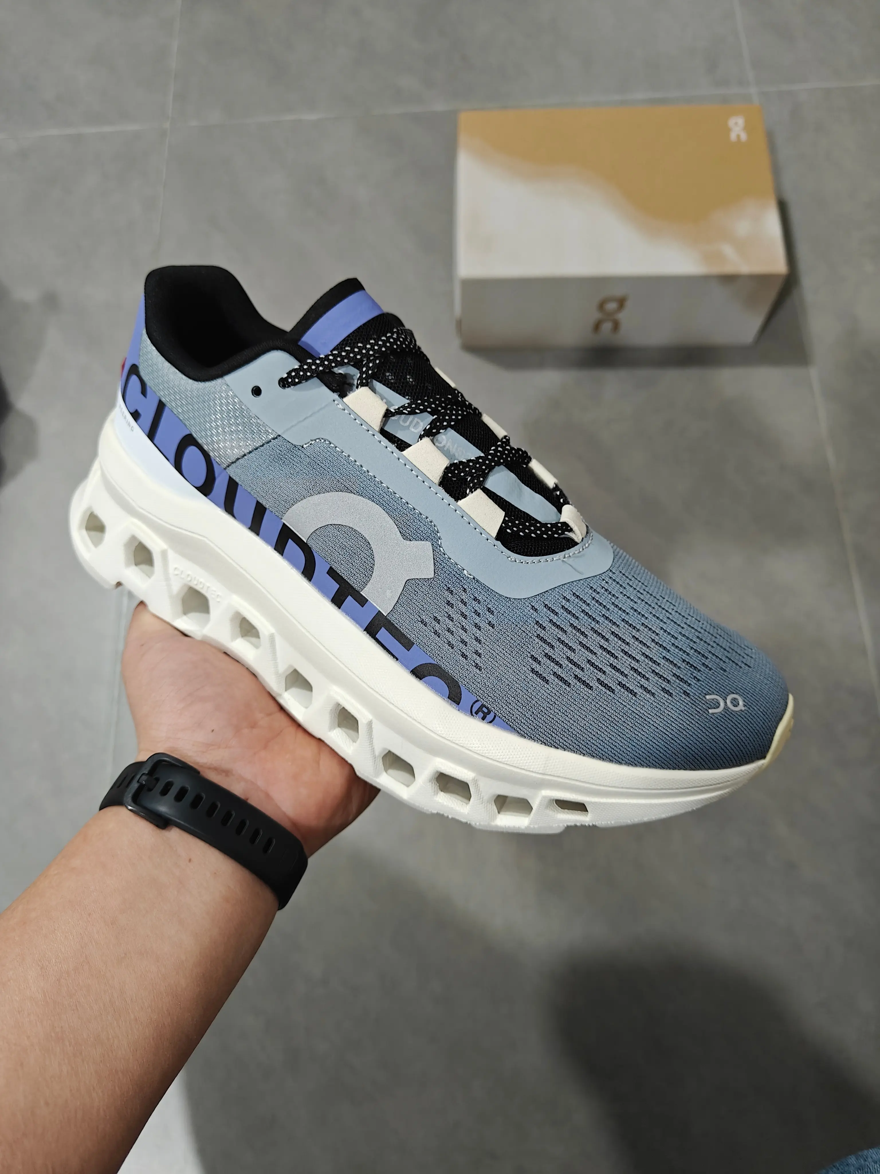 Gradient Fly Knit Mesh With Blue Side Decor Multi-hole Hollow Cushion Outsole Lightweight Breathable Outdoor Fitness Travel Sneakers