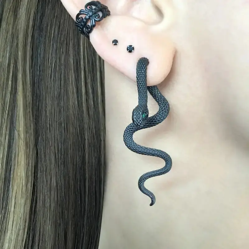 Multi-color diamond-encrusted exaggerated snake earrings for women, fashion trend removable snake stud earrings accessories