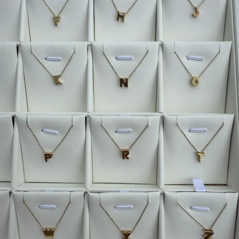 Cadenita de oro de 10K con dije de letras para nombres con diferentes letras muy elegante y con caja de regalo