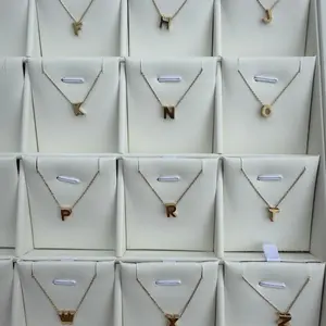Cadenita de oro de 10K con dije de letras para nombres con diferentes letras muy elegante y con caja de regalo