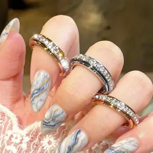 The star cluster ring can rotate. It features a luxurious and dazzling sparkle with a cool and minimalist style. The full diamond finger ring pair does not fade. It is a new 2026 model.