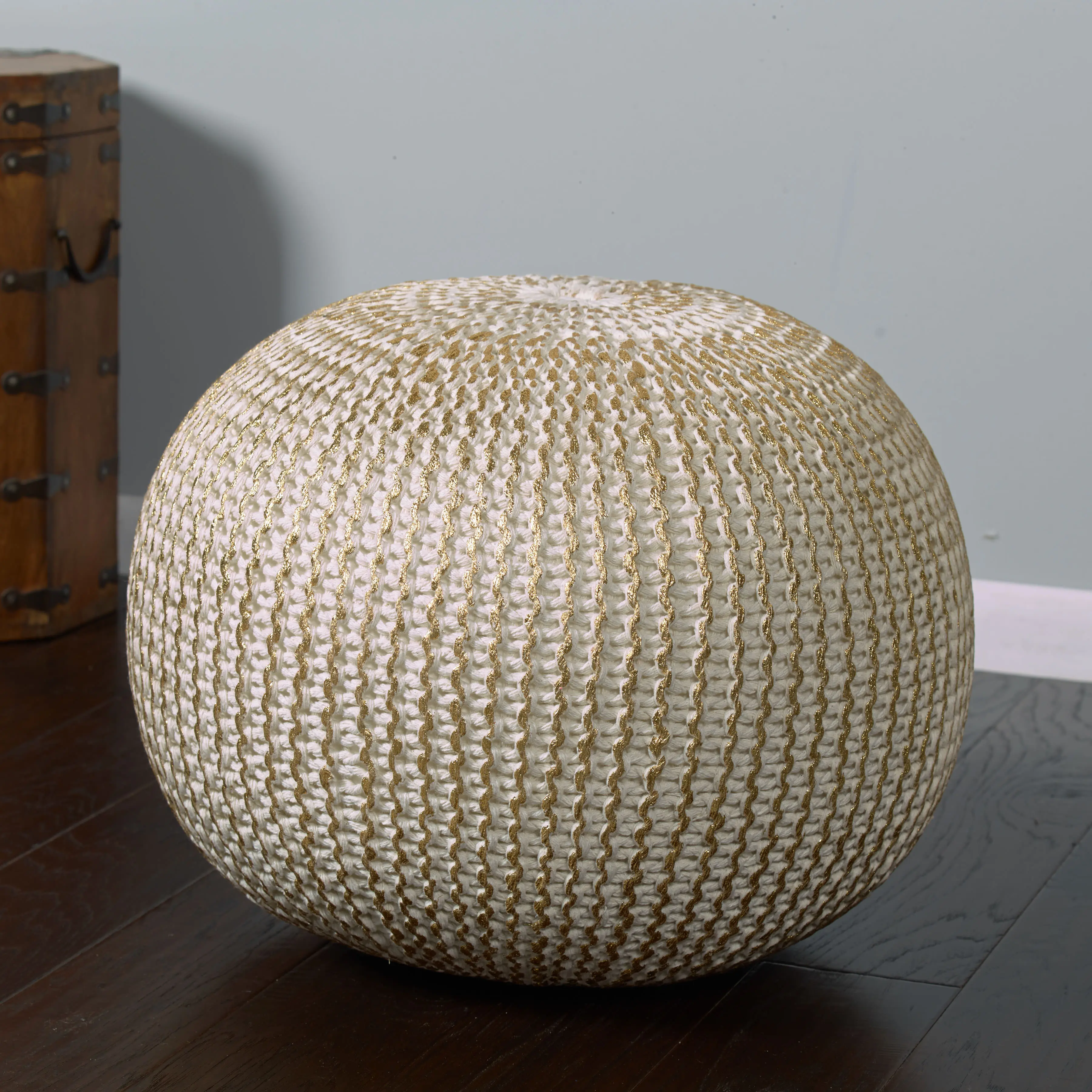 Selene Handmade Contemporary Cableknit Round Indoor Medium Pouf Ottoman, White/Gold