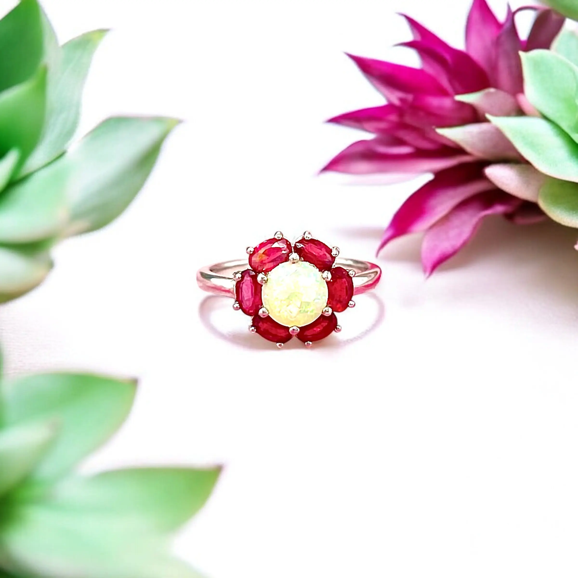 Anillo Flor de Fuego – Plata 925 con Ópalo & Rubí Natural