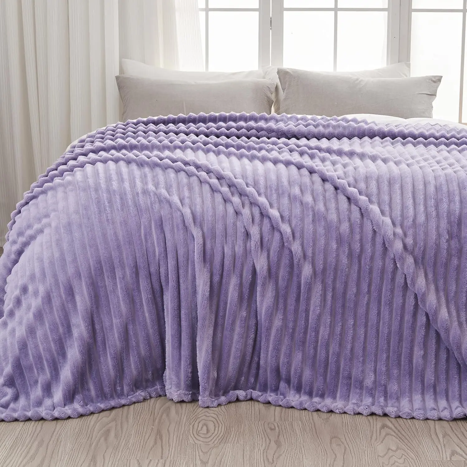 Premium Red Queen Soft Flannel Microfibre Blanket - 3D Modern Jacquard, 350GSM Lightweight, Wrinkle Resistant, Machine Washable, Christmas Gift Option (90"x90")