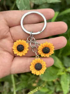 Fresh Plant Flower Sunflower Keychain, Unique Fashion Three Small Flowers Daily Wear Pendant, Stylish Personal Gift for Friends and Classmates