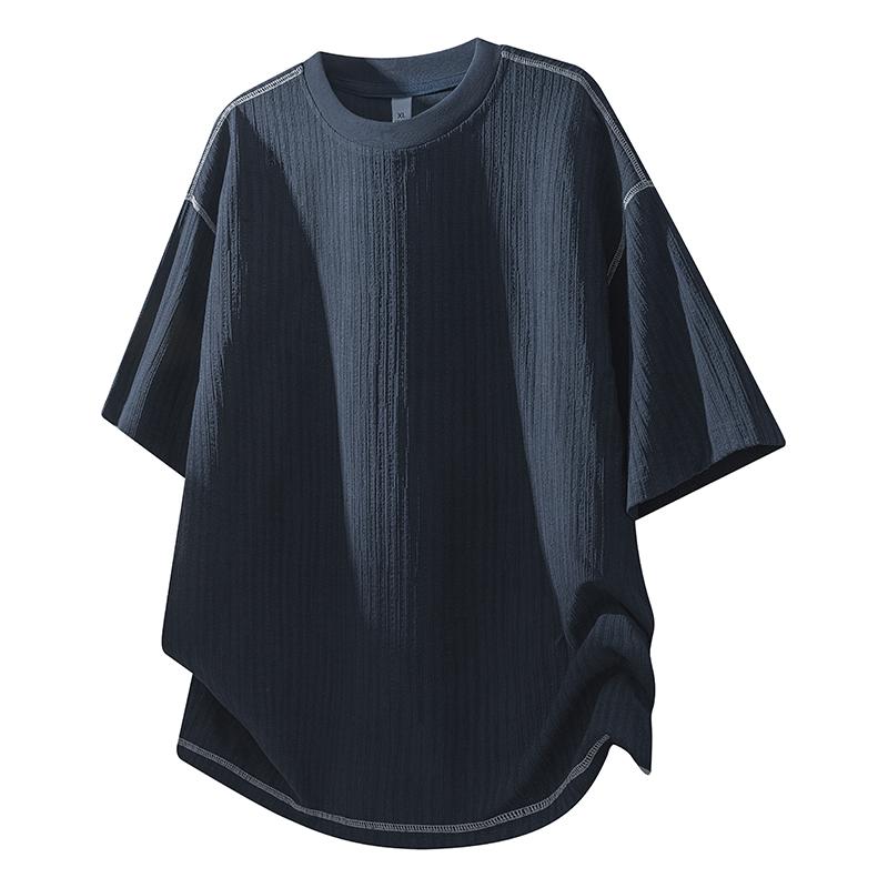 Men’s solid-color crew neck short-sleeve T-shirt featuring exposed thread design and jacquard texture—fashionable casual athletic style. Simple, versatile, comfortable, breathable, and skin-friendly; suitable for everyday wear and outdoor sports.