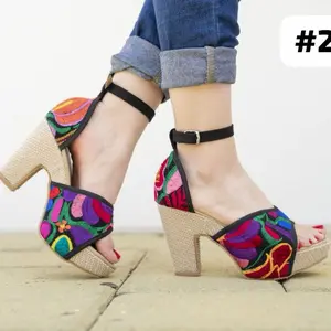 Zapatillas artesanales mexicanas - Beautiful Mesoamerica | Footwear Made in Mexico | Embroidered heels. Tacones bordados  hecho en México