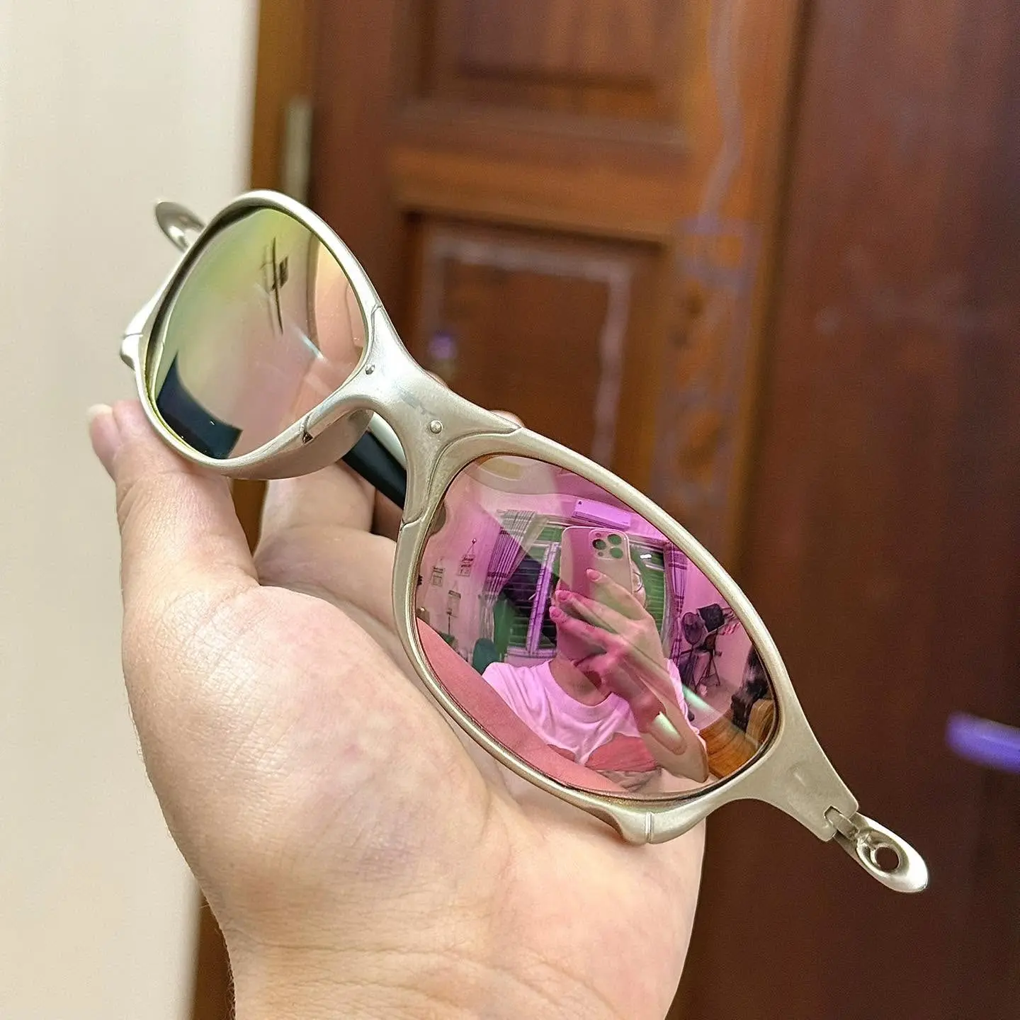 Oakley Davy polarized sports sunglasses, UV400 protection, for men and women, suitable for outdoor activities and travel.