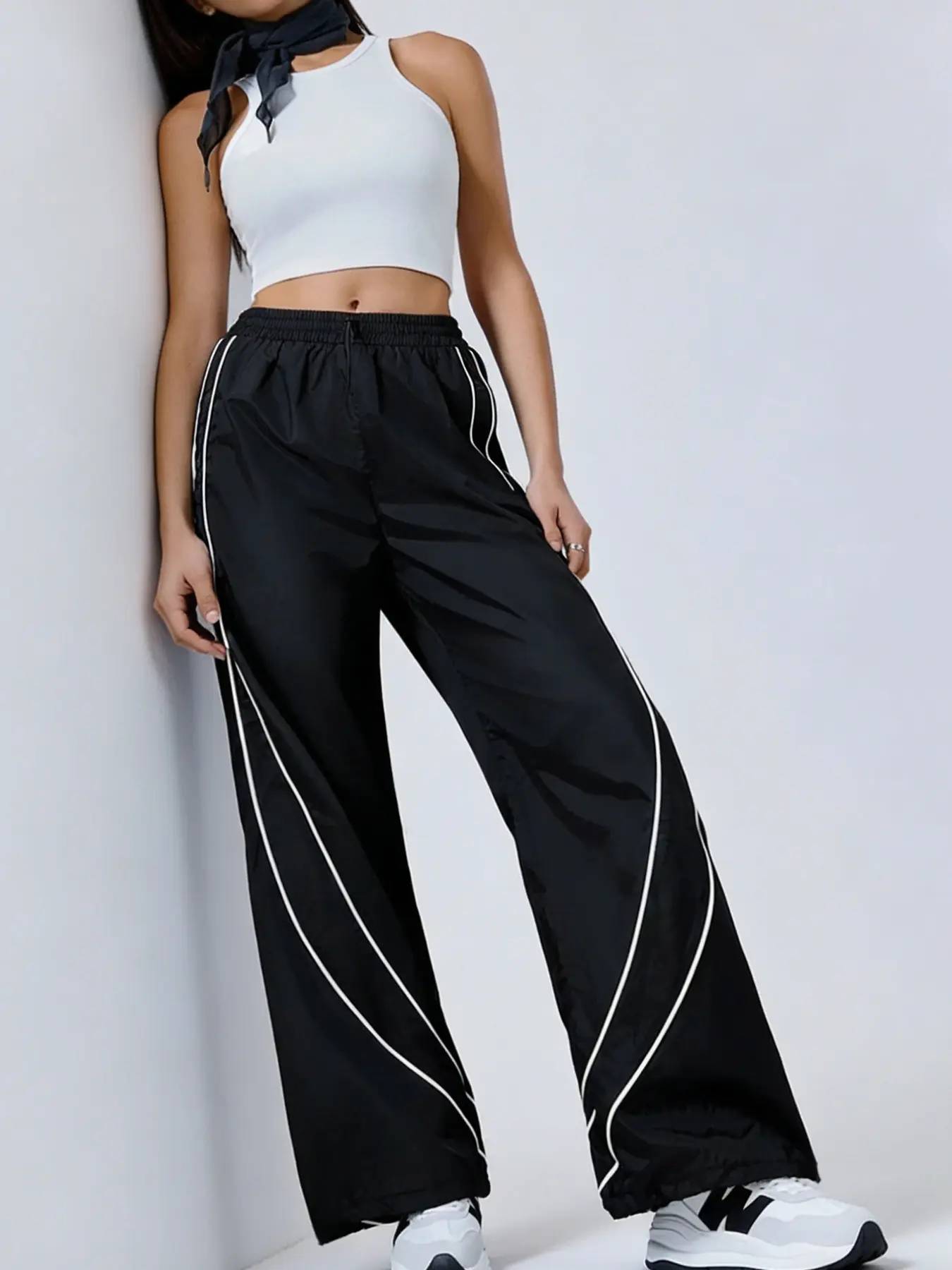 A women's spicy girl style contrasting color line wide leg pants with fashionable design sense, curved white border American street style Athletic wide leg Activewear sports pants, suitable for all seasons, suitable for home, indoor, and outdoor wear