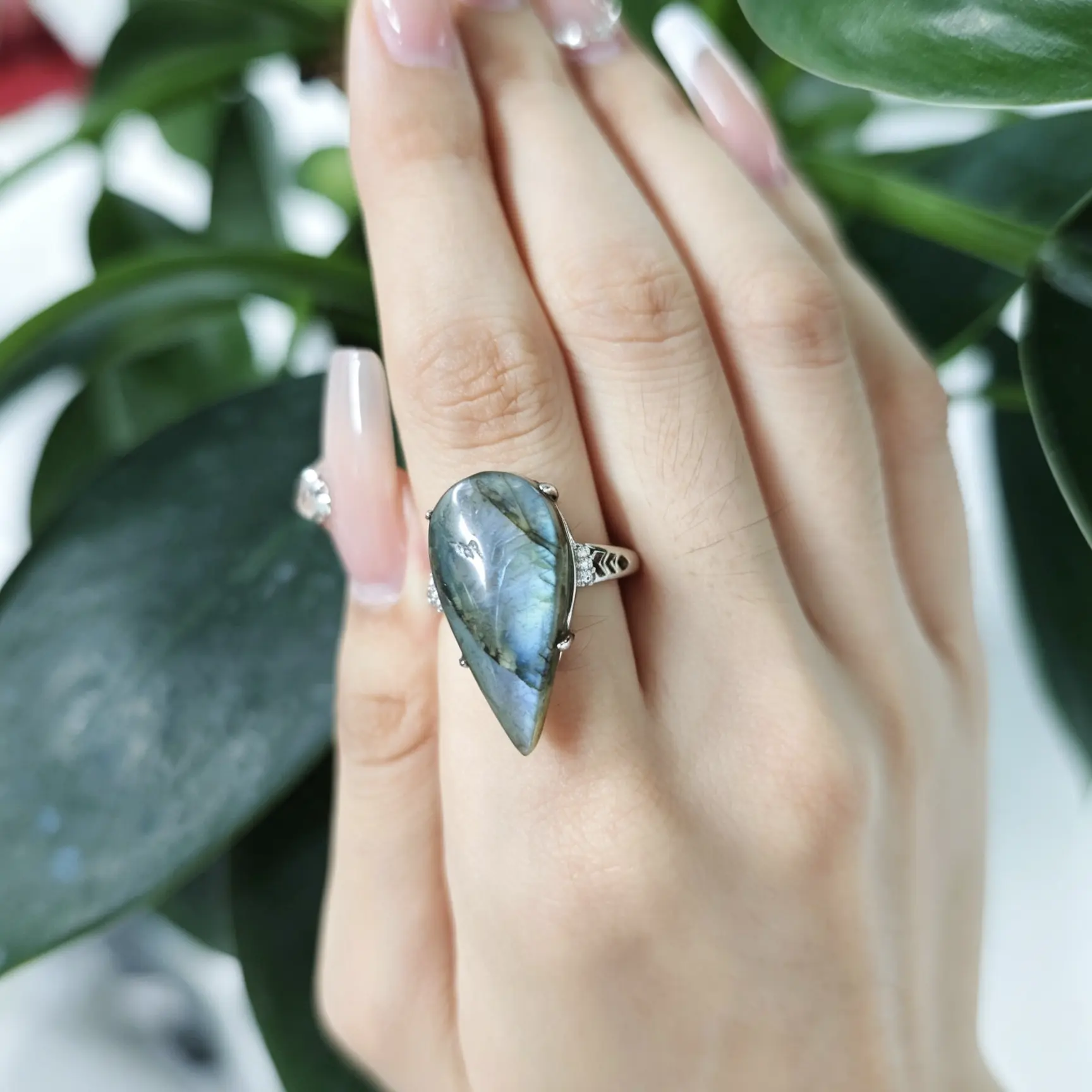 Lvy(18697)gc.Pear-shaped Labradorite Ring, stunning blue flash catches every eye.