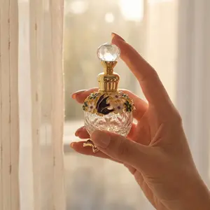 Natural Women's Perfume Oil Concentrate, Long-Lasting Floral Fragrance, Middle Eastern Musk Scent, 15ML Butterfly Enamel Bottle, Portable Design