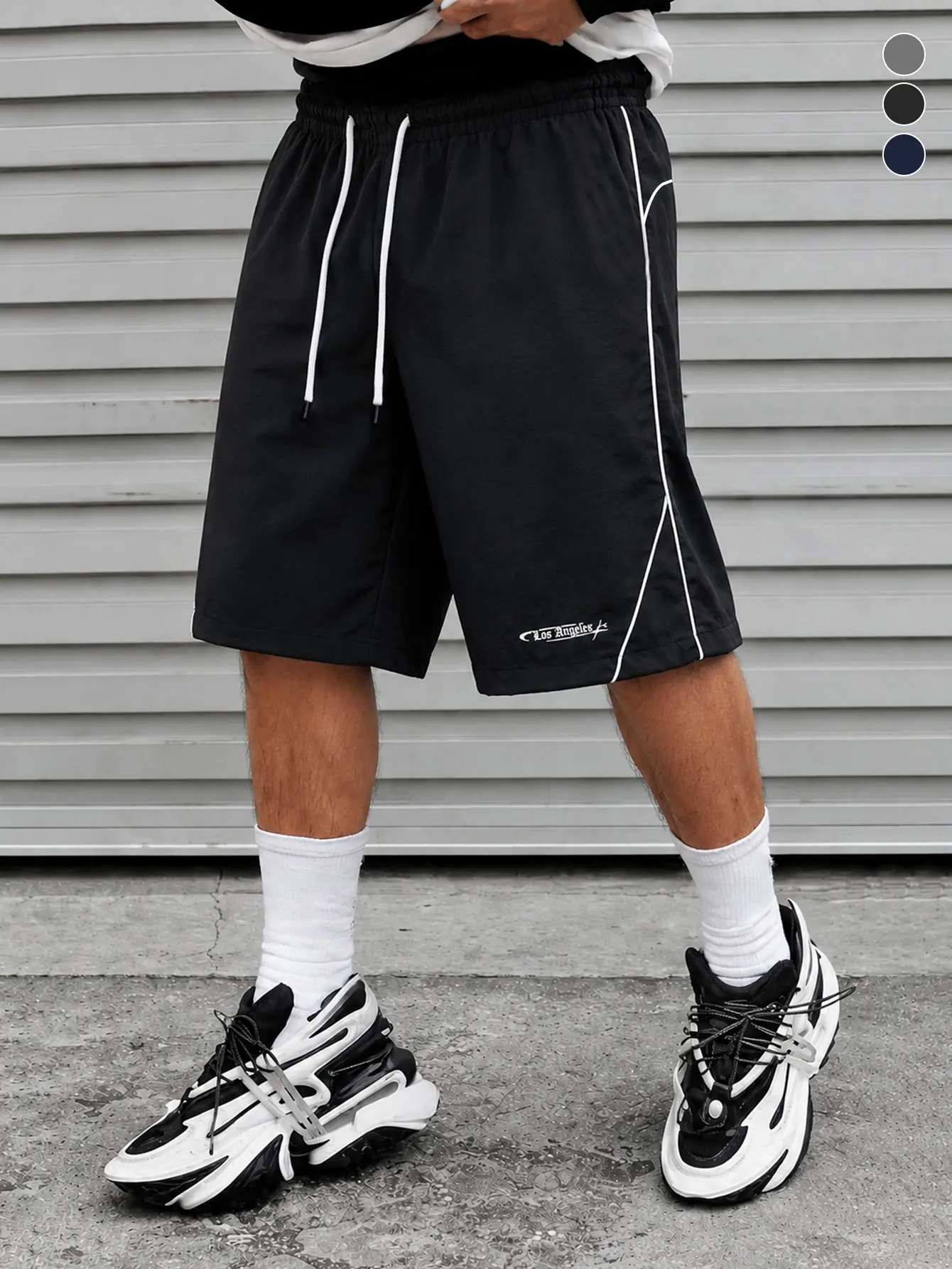 Men’s solid black shorts with side chain print and drawstring, loose casual streetwear bermuda shorts, versatile summer pants in American street style