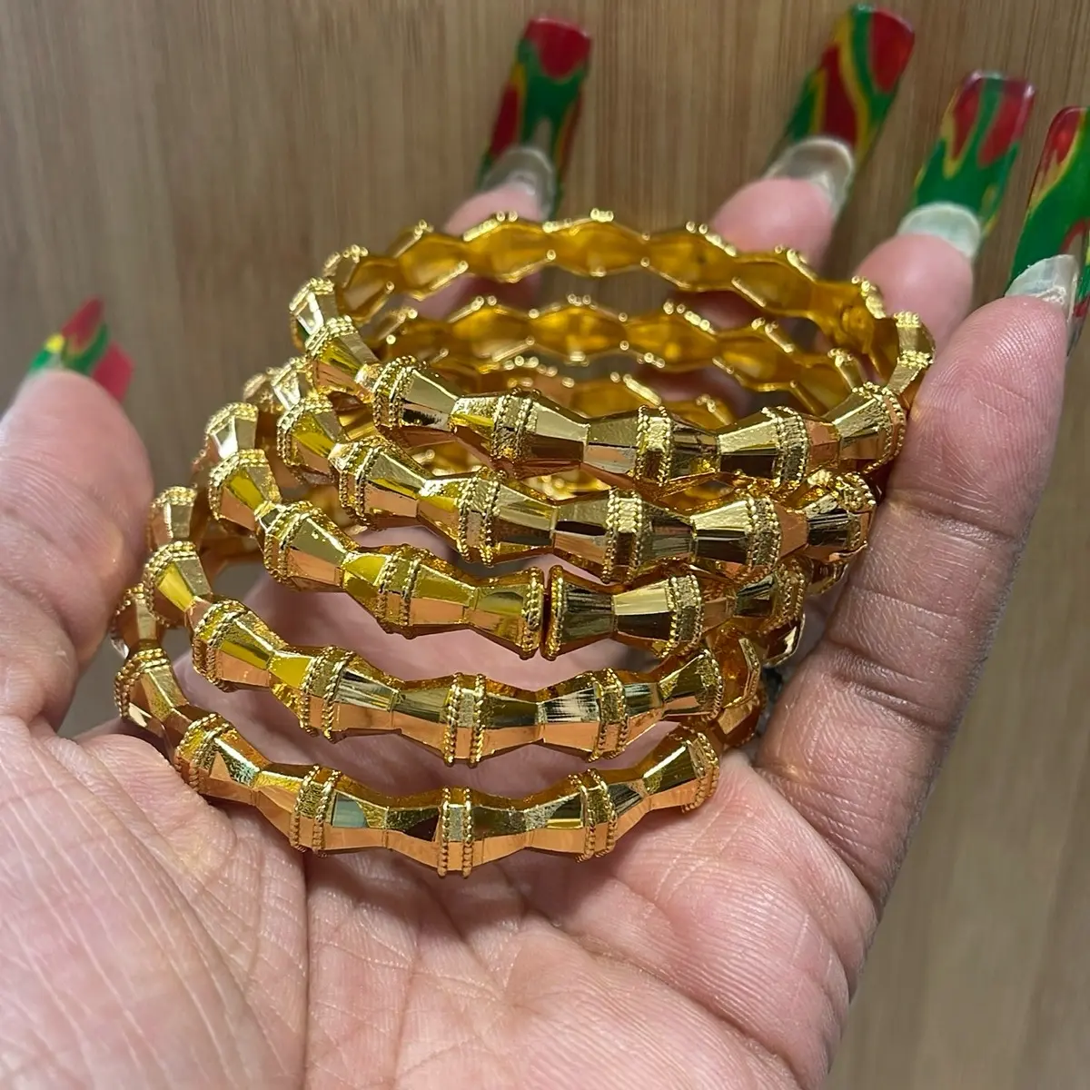 Hour glass fashion bangles