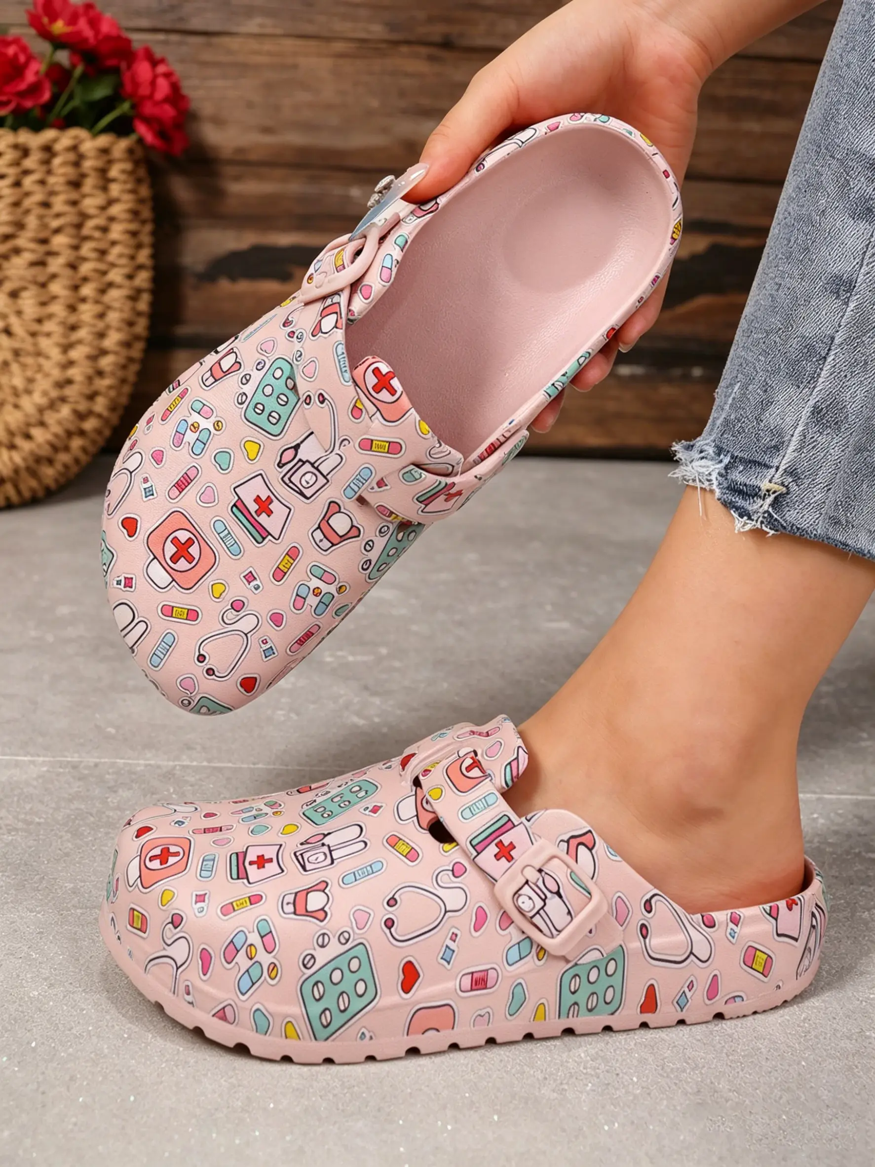 Women’s fashion closed-toe shoes with cartoon print; clogs-style all-season work shoes; lightweight flat perforated shoes with a comfortable, soft sole and an adjustable buckle; suitable for the beach, garden, and year-round wear.
